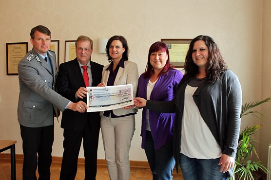 Spendengelder übergeben (Foto: Karl-Heinz Herrmann) Spendengelder übergeben (Foto: Karl-Heinz Herrmann)