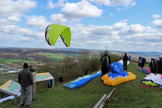 Geduld fürs Gleitschirmfliegen (Foto: Karl-Heinz Herrmann) Geduld fürs Gleitschirmfliegen (Foto: Karl-Heinz Herrmann)