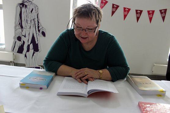 Neue Runde beim Lesefest - Vorlesen und Buchverkauf (Foto: Karl-Heinz Herrmann)