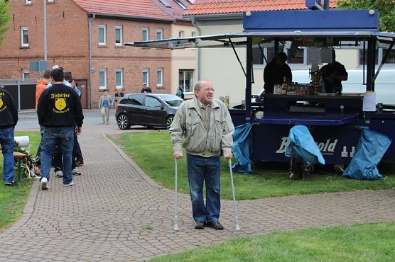 Bei den Kirmesburschen gefeiert (Foto: Karl-Heinz Herrmann)