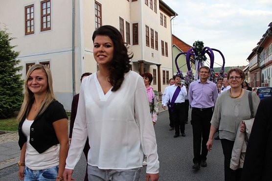 Fliederkrone wurde gesetzt (Foto: Karl-Heinz Herrmann) Fliederkrone wurde gesetzt (Foto: Karl-Heinz Herrmann)