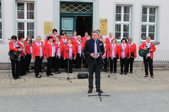 Fliederkrone wurde gesetzt (Foto: Karl-Heinz Herrmann) Fliederkrone wurde gesetzt (Foto: Karl-Heinz Herrmann)