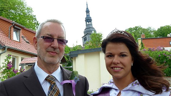 Fliederbaum an neuem Ort gepflanzt (Foto: Privat)