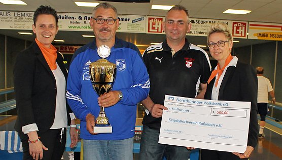 Scheck f&uuml;r Kegelsportverein (Foto: Knut Herzau)