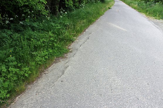 Jetzt schon Baumängel am neuen Radweg? (Foto: Karl-Heinz Herrmann) Jetzt schon Baumängel am neuen Radweg? (Foto: Karl-Heinz Herrmann)