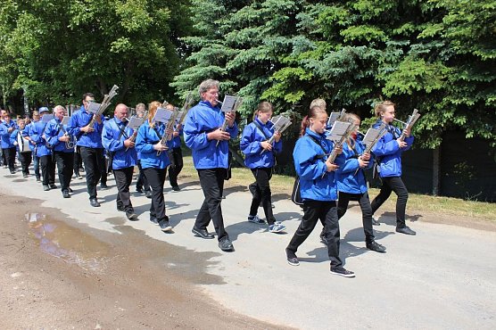 Festumzug Berka (Foto: Karl-Heinz Herrmann) Festumzug Berka (Foto: Karl-Heinz Herrmann)