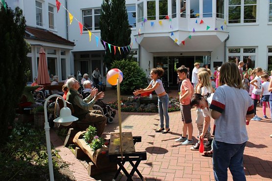 Schüler helfen in AWO-Einrichtungen (Foto: Karl-Heinz Herrmann) Schüler helfen in AWO-Einrichtungen (Foto: Karl-Heinz Herrmann)