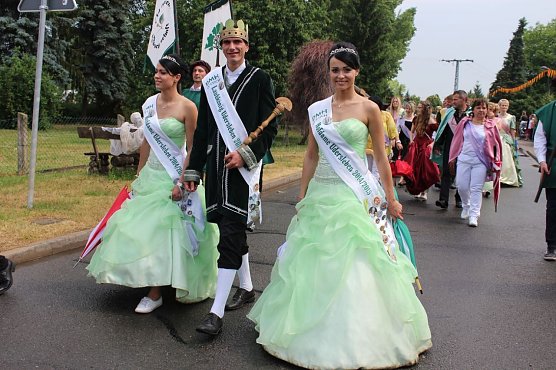 Festumzug in Udersleben (Foto: Karl-Heinz Herrmann) Festumzug in Udersleben (Foto: Karl-Heinz Herrmann)