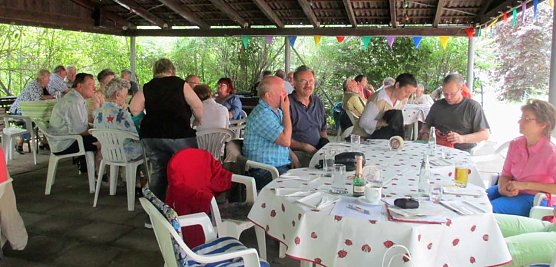 Wettergott meinte es gut mit dem VdK OV Artern (Foto: Ina Römer) Wettergott meinte es gut mit dem VdK OV Artern (Foto: Ina Römer)