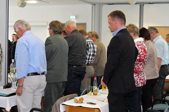 Gedenkminute im Kreistag (Foto: Karl-Heinz Herrmann)