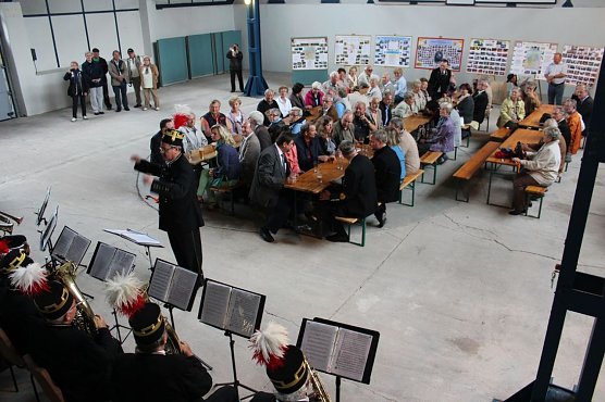 Bergleute feiern auch im Regen (Foto: Karl-Heinz Herrmann)