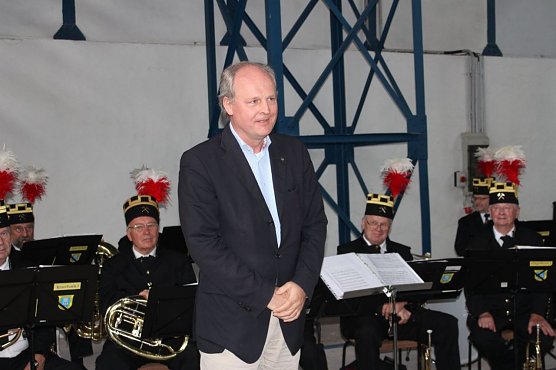 Bergleute feiern auch im Regen (Foto: Karl-Heinz Herrmann)
