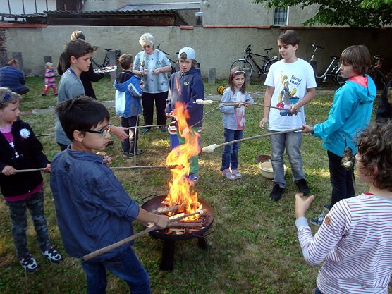 Johannisfeuer an der Altst&auml;dter Kirche (Foto: Peter Zimmer)