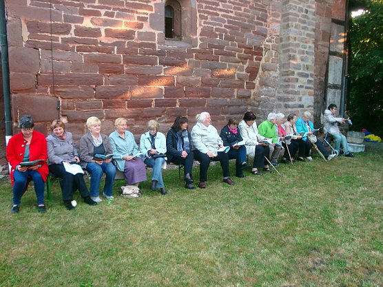 Johannisfeuer an der Altst&auml;dter Kirche (Foto: Peter Zimmer)