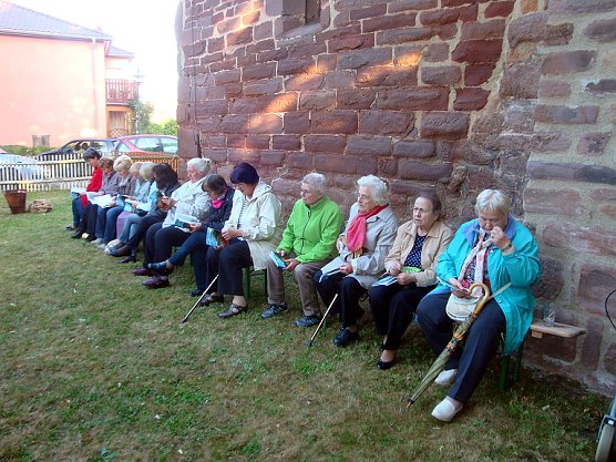 Johannisfeuer an der Altst&auml;dter Kirche (Foto: Peter Zimmer)