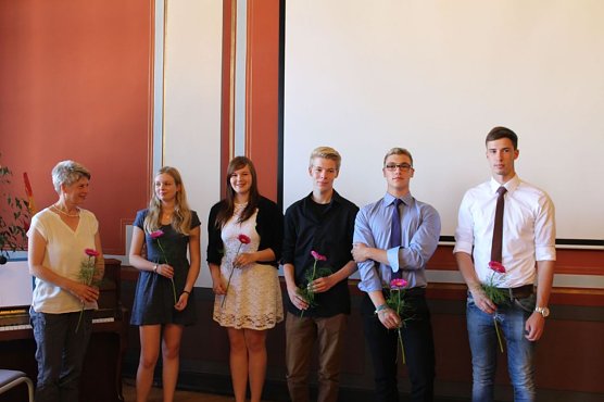 Feierlich Zeugnisse erhalten (Foto: Karl-Heinz Herrmann) Feierlich Zeugnisse erhalten (Foto: Karl-Heinz Herrmann)