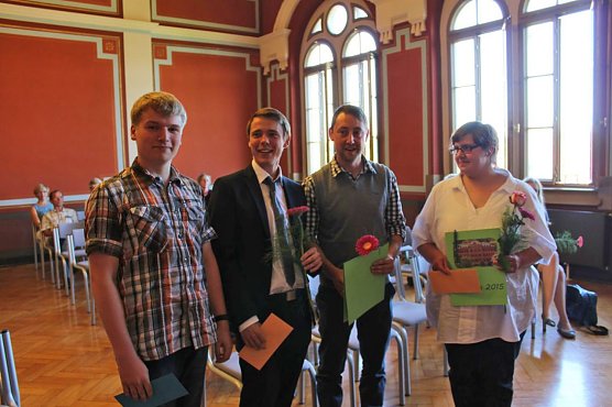 Feierlich Zeugnisse erhalten (Foto: Karl-Heinz Herrmann) Feierlich Zeugnisse erhalten (Foto: Karl-Heinz Herrmann)