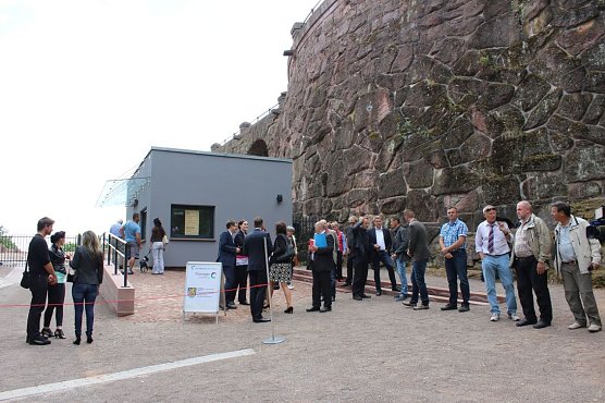 Schicker Eingangsbereich am Kyffhäuserdenkmal (Foto: Karl-Heinz Herrmann) Schicker Eingangsbereich am Kyffhäuserdenkmal (Foto: Karl-Heinz Herrmann)
