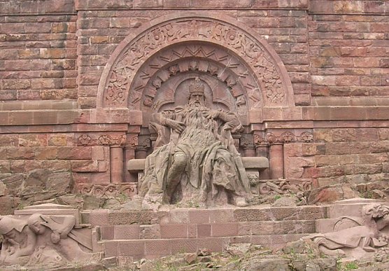 Am Kyffh&auml;user-Denkmal (Foto: Karl-Heinz Herrmann)