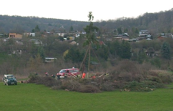 Aufbau Osterfeuer (Foto: Karl-Heinz Herrmann)