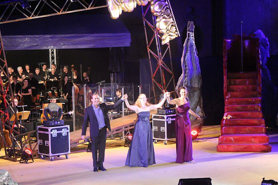 v.l.: Andrea Pagani, Inga Hilsberg und Femke Soetenga bekamen am Ende stehende Ovationen (Foto: Angelo Glashagel)