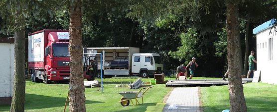 Letzte Arbeiten im AKS - das VIP-Zelt wird aufgebaut. (Foto: nnz)