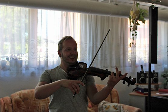 Wohnzimmerkonzert besonders nett eingel&ouml;st (Foto: Karl-Heinz Herrmann)