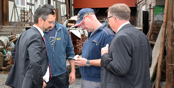 Innenstaatssekret&auml;r Udo G&ouml;tze und Landrat Dr. Werner Henning machten sich am Dienstag vor Ort ein Bild von der Lage. (Foto: Sebastian Schneider)