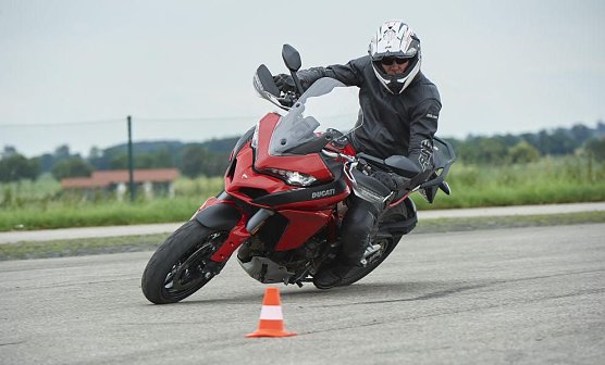 Sicherheit auch in den Kurven (Foto: ADAC/Uwe Rattay)