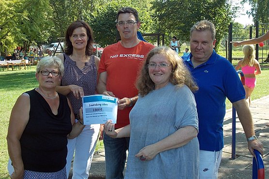 Geld f&uuml;r die S&ouml;ffelpumpe (Foto: Wahlkreisb&uuml;ro Dorothea Marx)