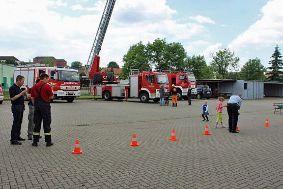Feuerwache mit offener T&uuml;r (Foto: Karl-Heinz Herrmann)