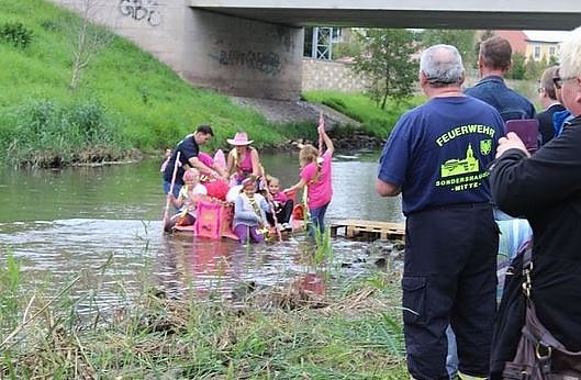 Feuerwache mit offener T&uuml;r (Foto: Karl-Heinz Herrmann)