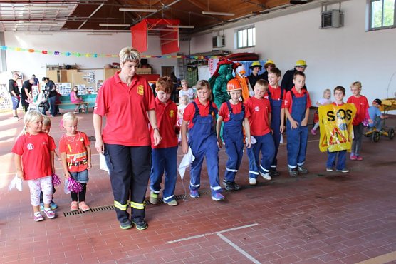 Feuerwehr zeigte sich (Foto: Karl-Heinz Herrmann) Feuerwehr zeigte sich (Foto: Karl-Heinz Herrmann)