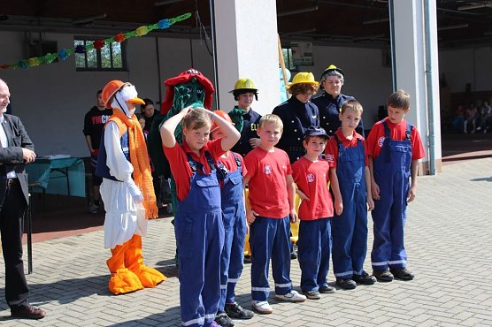 Feuerwehr zeigte sich (Foto: Karl-Heinz Herrmann) Feuerwehr zeigte sich (Foto: Karl-Heinz Herrmann)