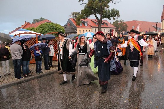 Bauernheer wurde nass gemacht (Foto: Karl-Heinz Herrmann) Bauernheer wurde nass gemacht (Foto: Karl-Heinz Herrmann)