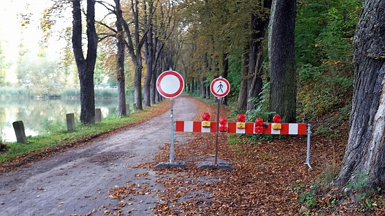 Stra&szlig;e noch gesperrt (Foto: Karl-Heinz Herrmann)