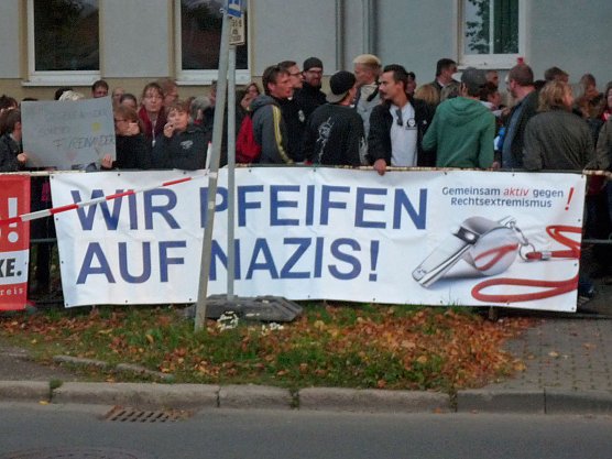 Demonstration und Gegendemonstration (2) (Foto: Karl-Heinz Herrmann)