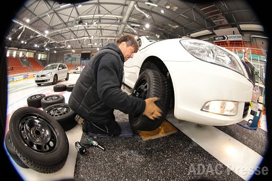 Der Reifenwechsel kann schon jetzt stattfinden, rät der ADAC (Foto: ADAC) Der Reifenwechsel kann schon jetzt stattfinden, rät der ADAC (Foto: ADAC)
