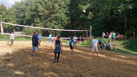 Interkulturelles Volleyballturnier auf dem Abenteuerspielplatz (Foto: Stadtjugendring Sondershausen)