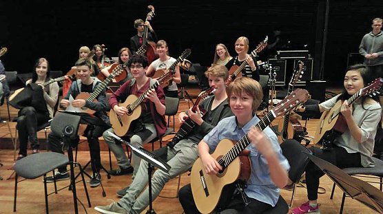 Landesjugendzupforchester bei Noten mit Dip (Foto: Th&uuml;ringer Landesmusikakademie Sondershausen)