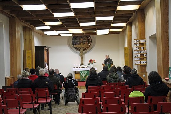 Friedensgebet (Foto: Karl-Heinz Herrmann) Friedensgebet (Foto: Karl-Heinz Herrmann)