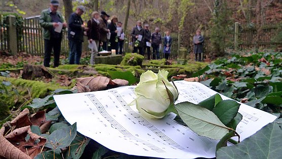 Gedenken zum 77. Jahrestag der Reichspogromnacht (Foto: Peter Möbius) Gedenken zum 77. Jahrestag der Reichspogromnacht (Foto: Peter Möbius)