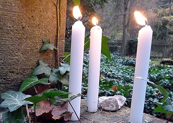 Gedenken zum 77. Jahrestag der Reichspogromnacht (Foto: Peter Möbius) Gedenken zum 77. Jahrestag der Reichspogromnacht (Foto: Peter Möbius)