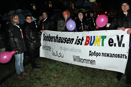 Demonstration und Gegendemonstration (2) (Foto: Karl-Heinz Herrmann)