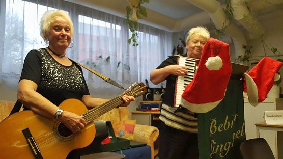 Mit "Bebraer Singv&ouml;geln" gefeiert (Foto: Carolin Eberth)