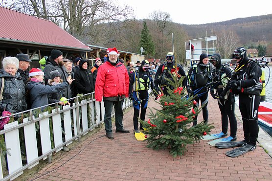 Weihnachtstauchen am Bebraer Teich (Foto: Karl-Heinz Herrmann)