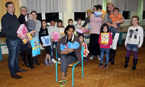 Spende für die Flüchtlingskinder (Foto: Karl-Heinz Herrmann) Spende für die Flüchtlingskinder (Foto: Karl-Heinz Herrmann)