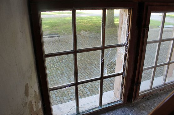 Wieder Fensterscheiben zerstört (Foto: Karl-Heinz Herrmann) Wieder Fensterscheiben zerstört (Foto: Karl-Heinz Herrmann)