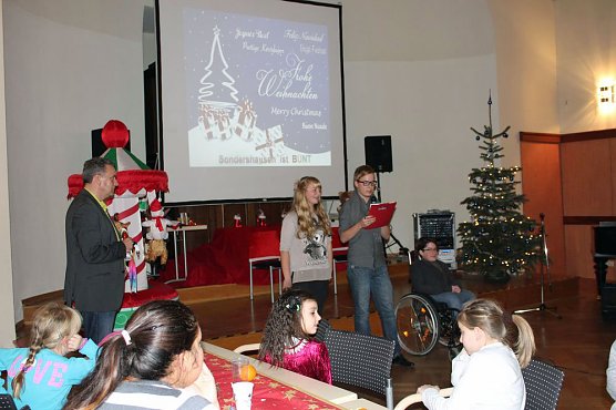 Kunterbunte Weihnachtsfeier (Foto: Karl-Heinz Herrmann) Kunterbunte Weihnachtsfeier (Foto: Karl-Heinz Herrmann)