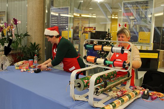 Wieder Einpackservice in Sondershausen (Foto: Karl-Heinz Herrmann) Wieder Einpackservice in Sondershausen (Foto: Karl-Heinz Herrmann)